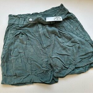 Chaser Shorts Heirloom Womens paperbag waist roll hem shorts Small Green New